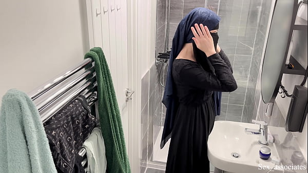 Astaga! Gak Nyangka Cewek Arab Bisa Ngelakuin Itu. Aku Lihat Langsung Cewek Arab Berhijab Lagi Colmek Di Kamar Mandi.