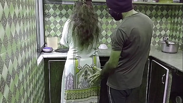 Bini Orang Lagi Sibuk Masak Di Dapur, Langsung Digojlok Dari Belakang, Suara Nafas Dan Erangan Bercampur Suara Wajan, Hindi Hot Audio