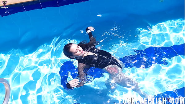 Jessica Bunny Ngebut Di Kolam Renang, Basah Kuyup, Gerakan Menggoda Bikin Lihat Ngiler.