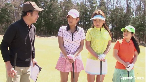 Cewek Asia Muda Main Golf Tanpa Busana, Bikin Makin Panas Di Lapangan.