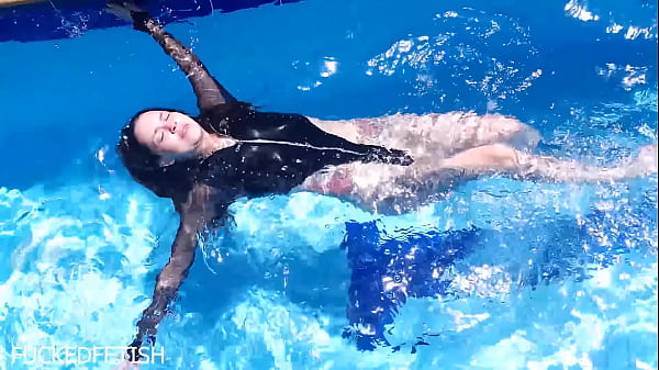 Kulit Karet Jessica Bunny Basah Kuyup Di Dalam Air, Siap Dimainin