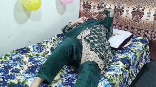 Seorang Wanita India Bersuami Memanggil Seorang Pemuda Dan Menggaulinya Dengan Kasar, Suara Hindi, Seks Desi.